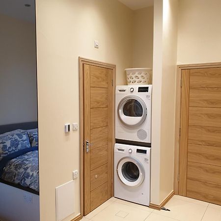 London Luxury Apartments 3 Bedroom Sleeps 8 With 3 Bathrooms 5 Mins Walk To Tube Station Free Parking Ilford Luaran gambar