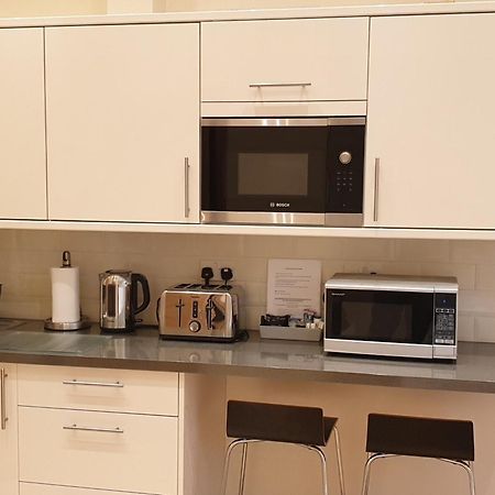 London Luxury Apartments 3 Bedroom Sleeps 8 With 3 Bathrooms 5 Mins Walk To Tube Station Free Parking Ilford Luaran gambar