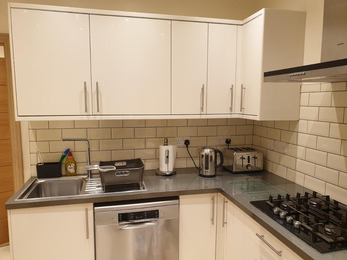 London Luxury Apartments 3 Bedroom Sleeps 8 With 3 Bathrooms 5 Mins Walk To Tube Station Free Parking Ilford Luaran gambar