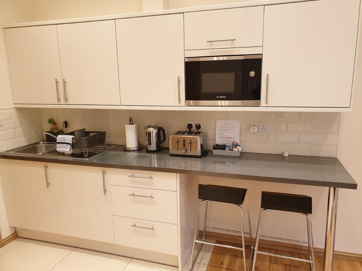 London Luxury Apartments 3 Bedroom Sleeps 8 With 3 Bathrooms 5 Mins Walk To Tube Station Free Parking Ilford Luaran gambar