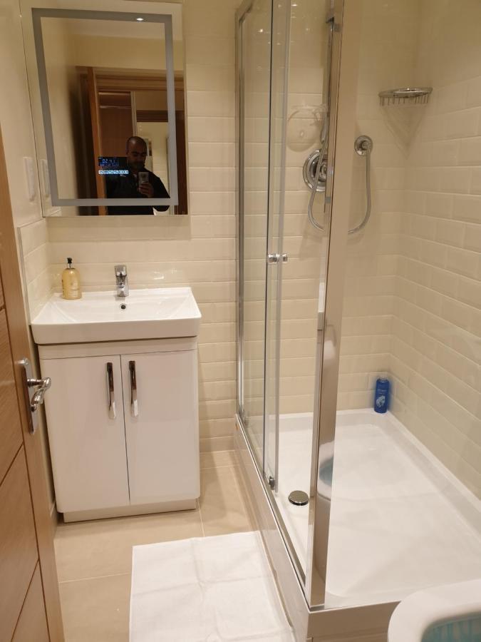London Luxury Apartments 3 Bedroom Sleeps 8 With 3 Bathrooms 5 Mins Walk To Tube Station Free Parking Ilford Luaran gambar