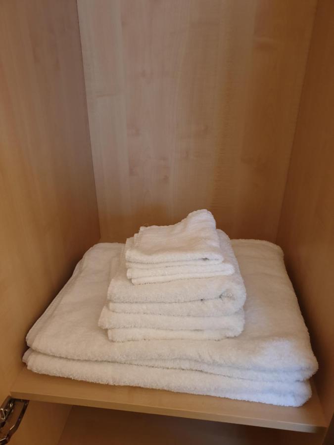London Luxury Apartments 3 Bedroom Sleeps 8 With 3 Bathrooms 5 Mins Walk To Tube Station Free Parking Ilford Luaran gambar