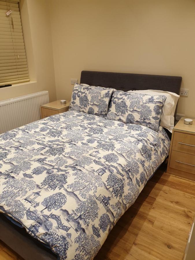 London Luxury Apartments 3 Bedroom Sleeps 8 With 3 Bathrooms 5 Mins Walk To Tube Station Free Parking Ilford Luaran gambar