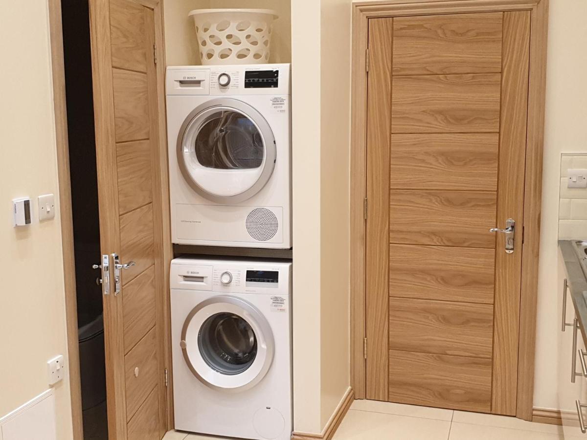 London Luxury Apartments 3 Bedroom Sleeps 8 With 3 Bathrooms 5 Mins Walk To Tube Station Free Parking Ilford Luaran gambar