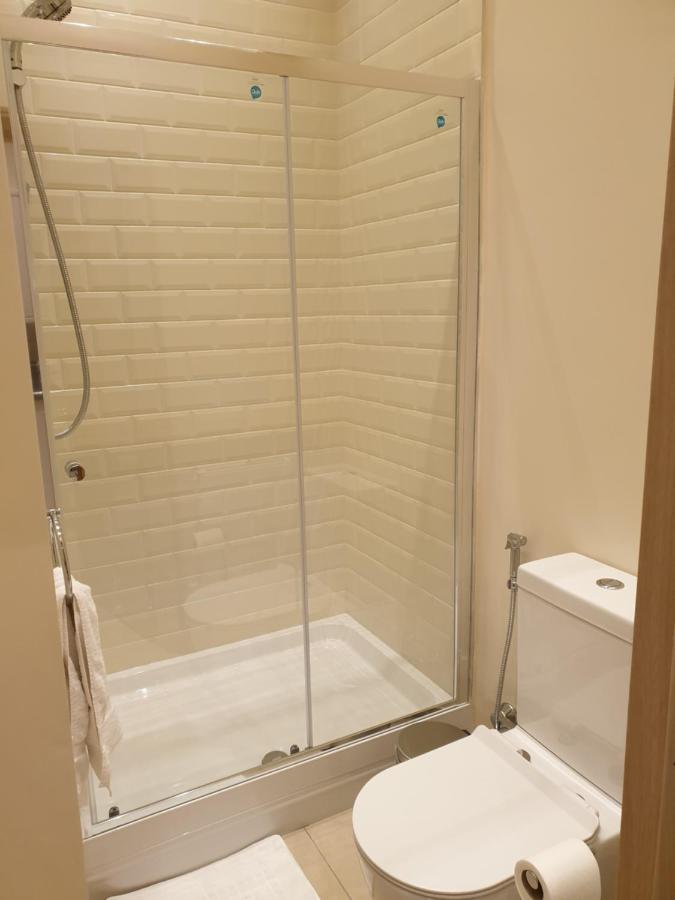 London Luxury Apartments 3 Bedroom Sleeps 8 With 3 Bathrooms 5 Mins Walk To Tube Station Free Parking Ilford Luaran gambar