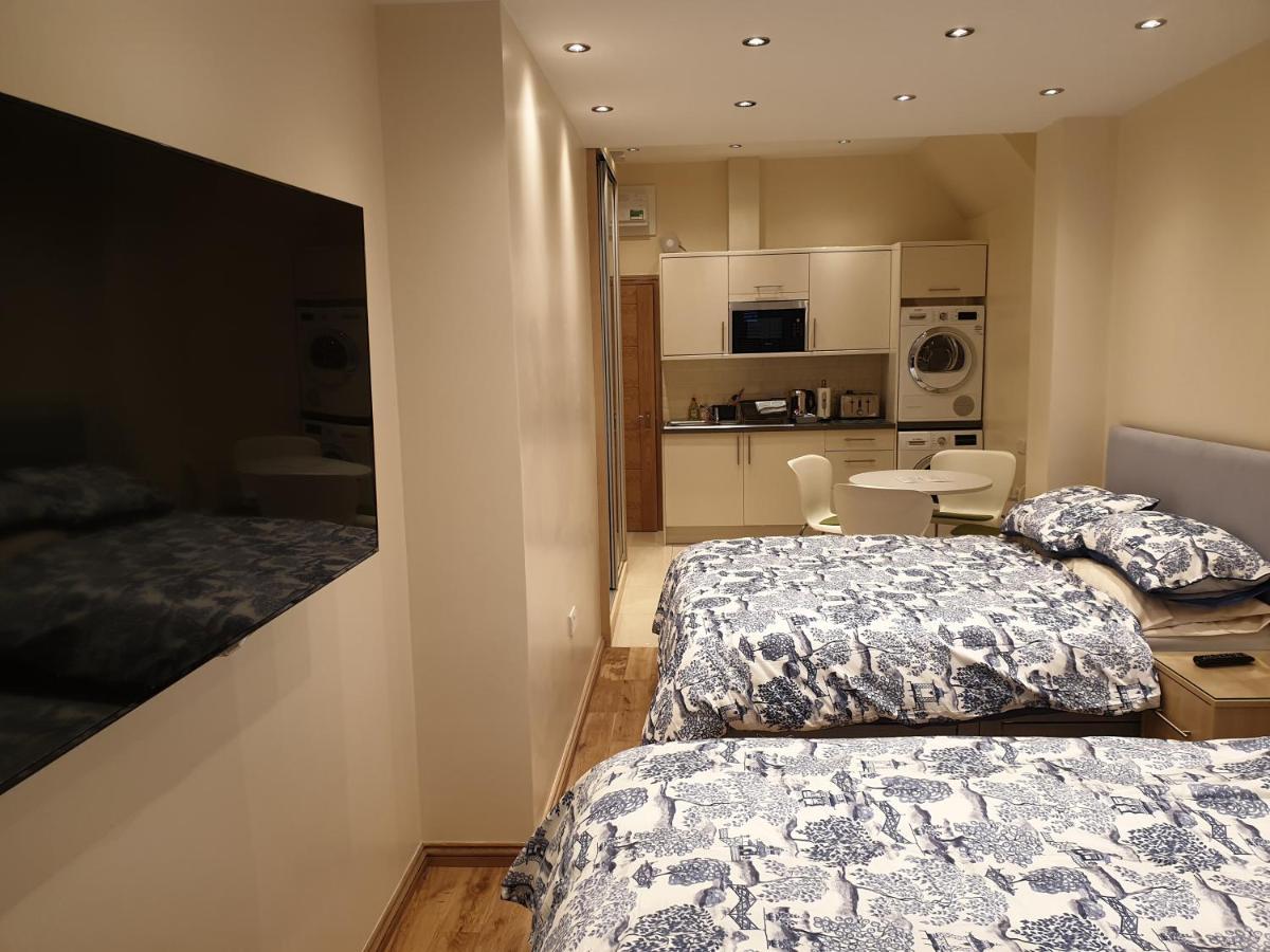 London Luxury Apartments 3 Bedroom Sleeps 8 With 3 Bathrooms 5 Mins Walk To Tube Station Free Parking Ilford Luaran gambar
