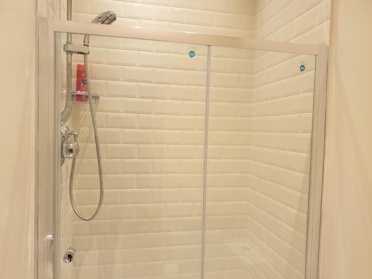 London Luxury Apartments 3 Bedroom Sleeps 8 With 3 Bathrooms 5 Mins Walk To Tube Station Free Parking Ilford Luaran gambar