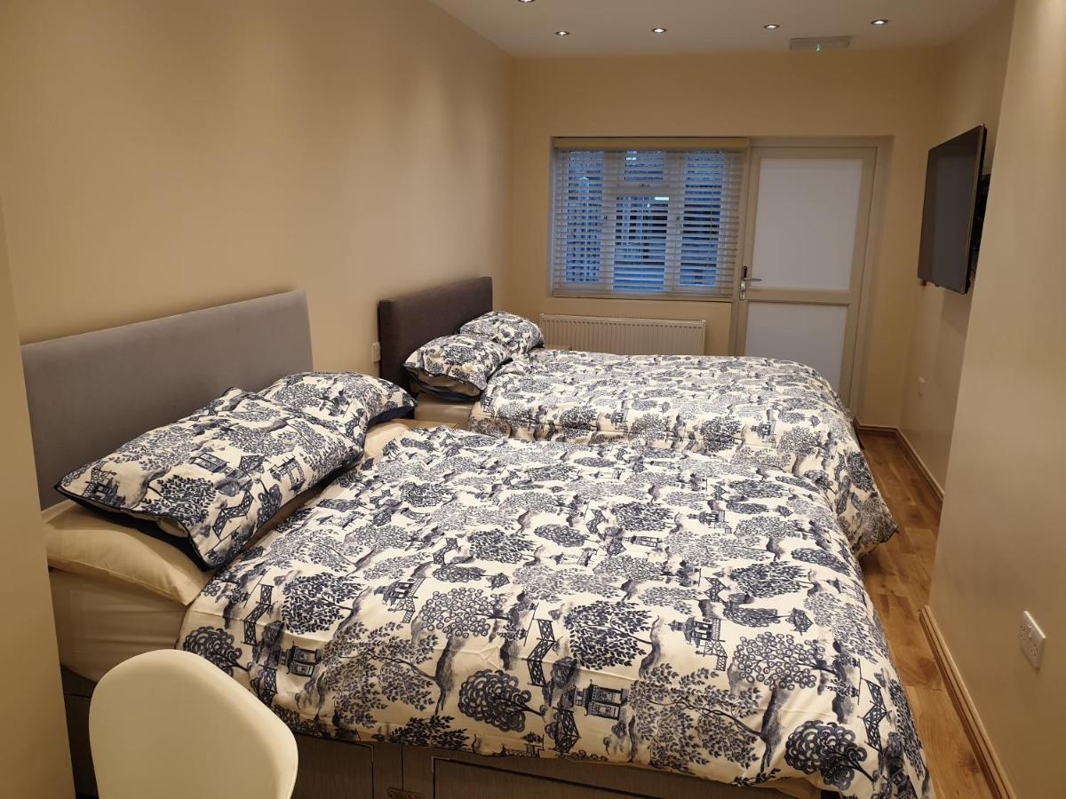 London Luxury Apartments 3 Bedroom Sleeps 8 With 3 Bathrooms 5 Mins Walk To Tube Station Free Parking Ilford Luaran gambar