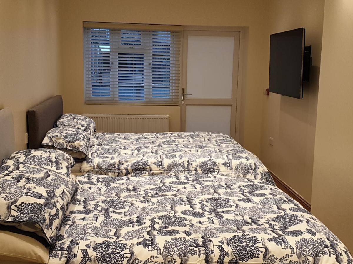 London Luxury Apartments 3 Bedroom Sleeps 8 With 3 Bathrooms 5 Mins Walk To Tube Station Free Parking Ilford Luaran gambar
