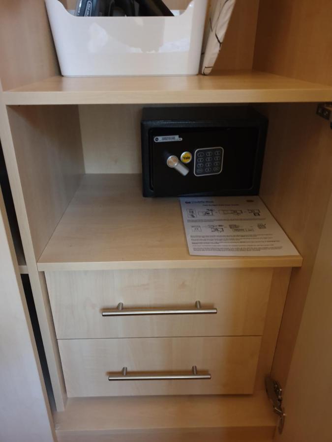 London Luxury Apartments 3 Bedroom Sleeps 8 With 3 Bathrooms 5 Mins Walk To Tube Station Free Parking Ilford Luaran gambar