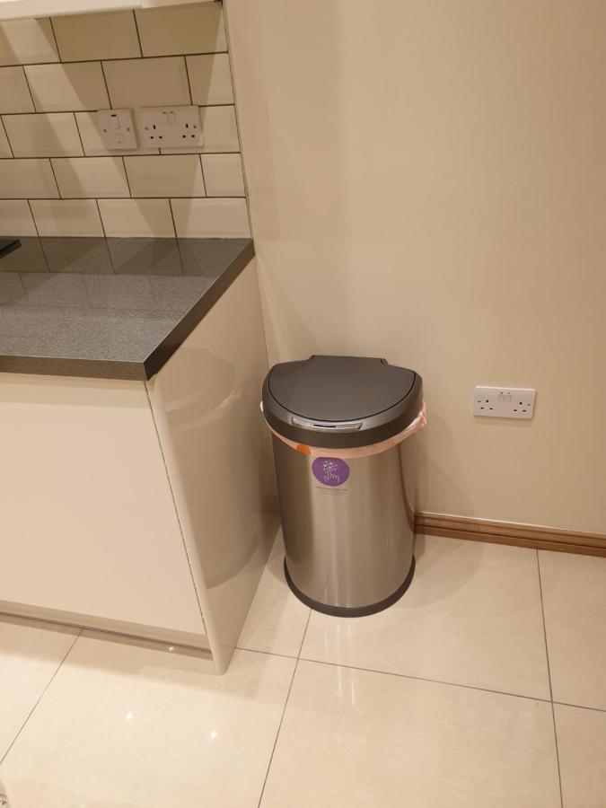London Luxury Apartments 3 Bedroom Sleeps 8 With 3 Bathrooms 5 Mins Walk To Tube Station Free Parking Ilford Luaran gambar