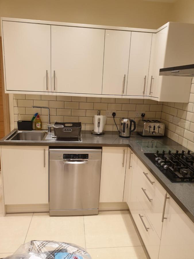 London Luxury Apartments 3 Bedroom Sleeps 8 With 3 Bathrooms 5 Mins Walk To Tube Station Free Parking Ilford Luaran gambar