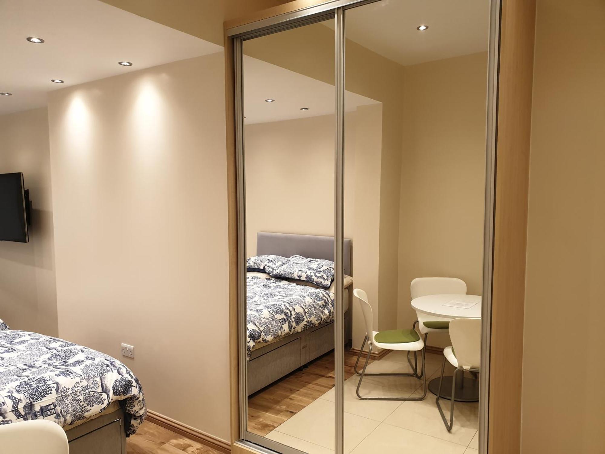 London Luxury Apartments 3 Bedroom Sleeps 8 With 3 Bathrooms 5 Mins Walk To Tube Station Free Parking Ilford Luaran gambar