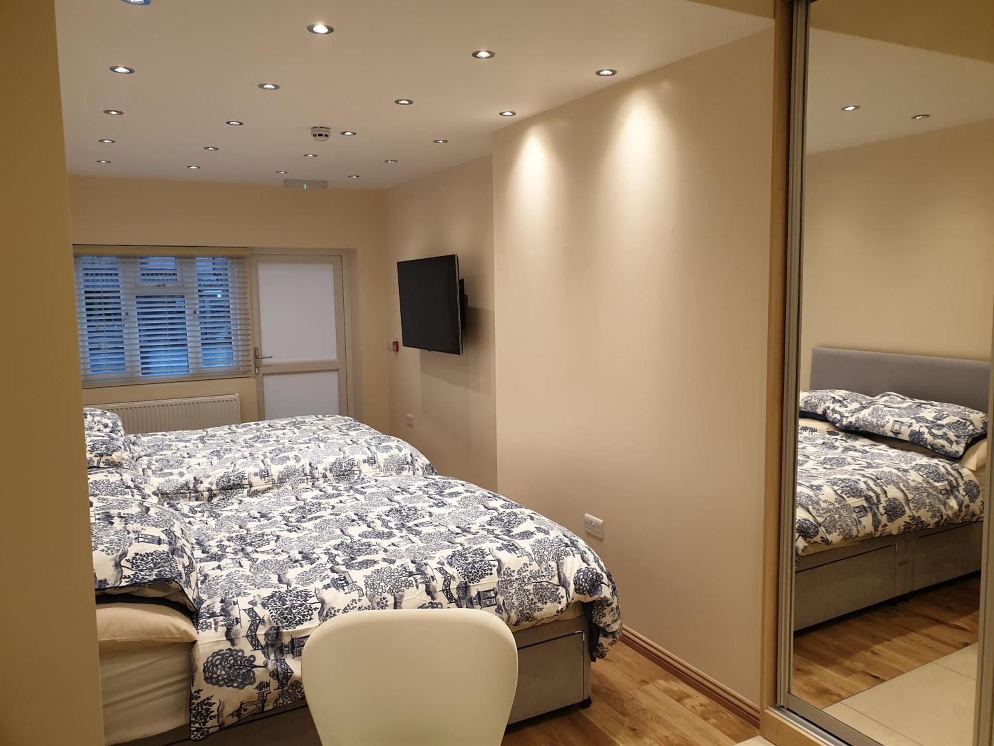 London Luxury Apartments 3 Bedroom Sleeps 8 With 3 Bathrooms 5 Mins Walk To Tube Station Free Parking Ilford Luaran gambar
