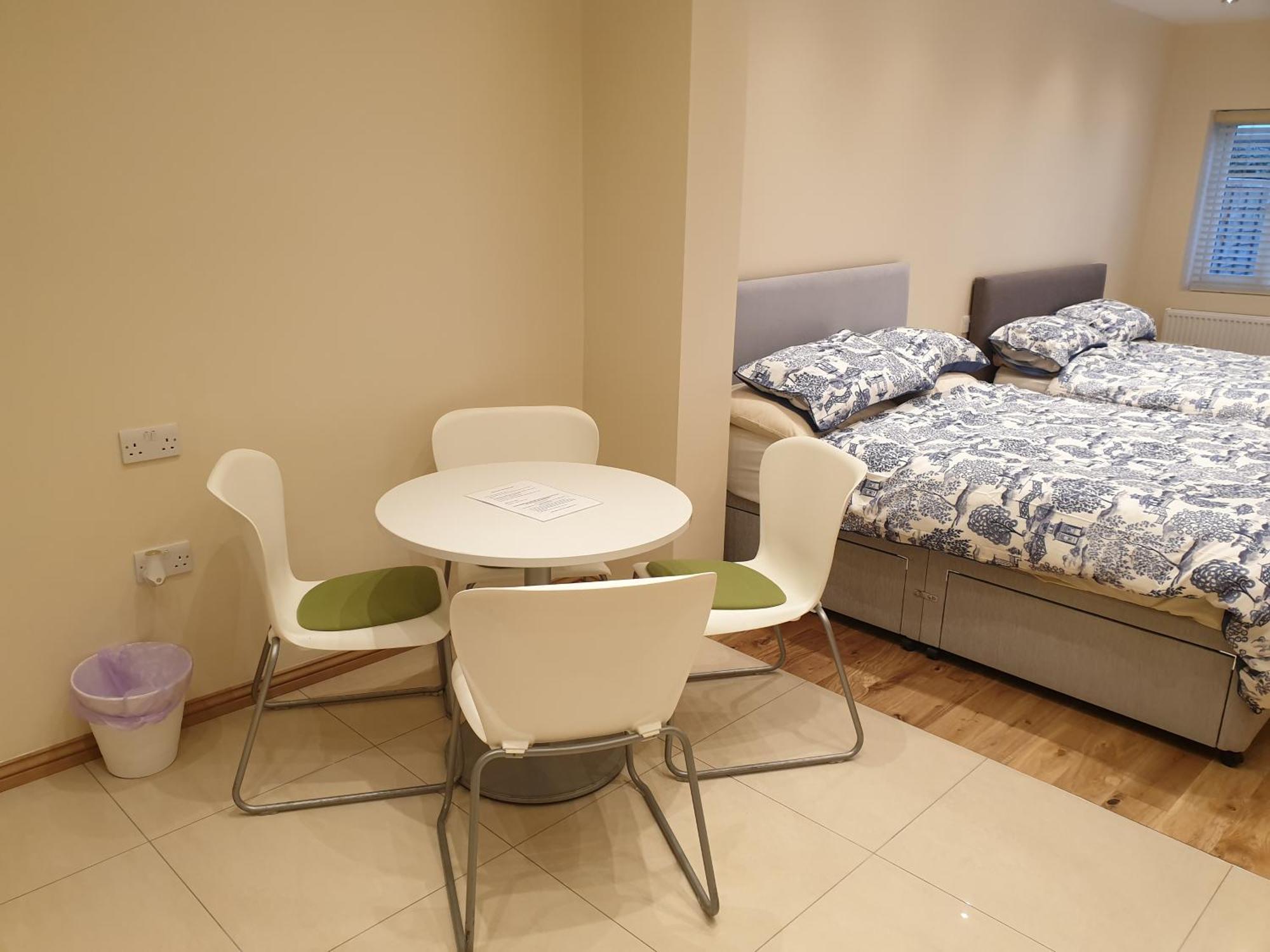 London Luxury Apartments 3 Bedroom Sleeps 8 With 3 Bathrooms 5 Mins Walk To Tube Station Free Parking Ilford Luaran gambar