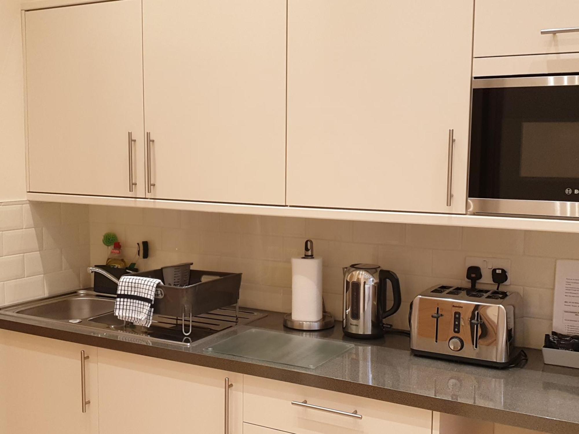 London Luxury Apartments 3 Bedroom Sleeps 8 With 3 Bathrooms 5 Mins Walk To Tube Station Free Parking Ilford Luaran gambar