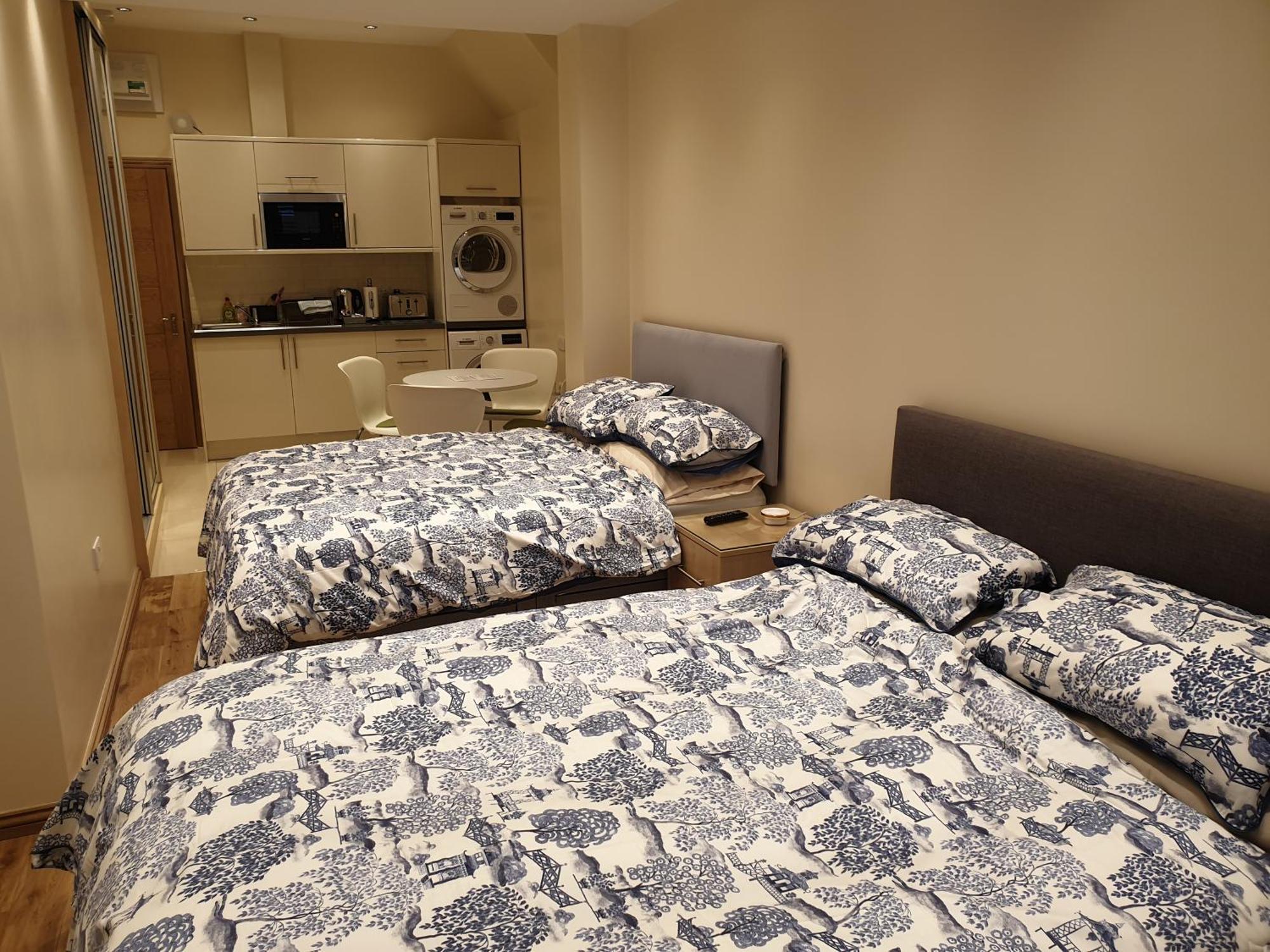 London Luxury Apartments 3 Bedroom Sleeps 8 With 3 Bathrooms 5 Mins Walk To Tube Station Free Parking Ilford Luaran gambar