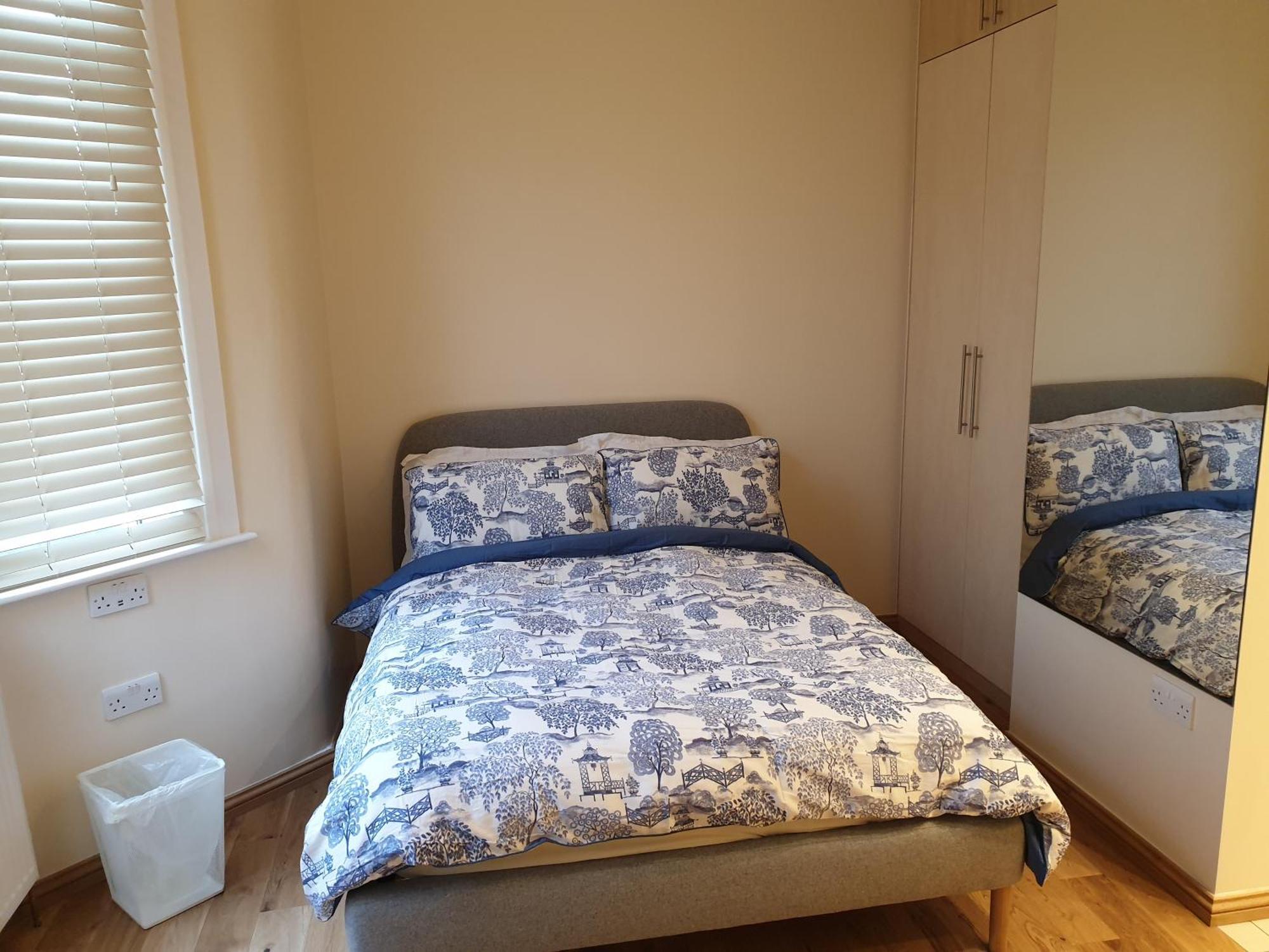 London Luxury Apartments 3 Bedroom Sleeps 8 With 3 Bathrooms 5 Mins Walk To Tube Station Free Parking Ilford Luaran gambar