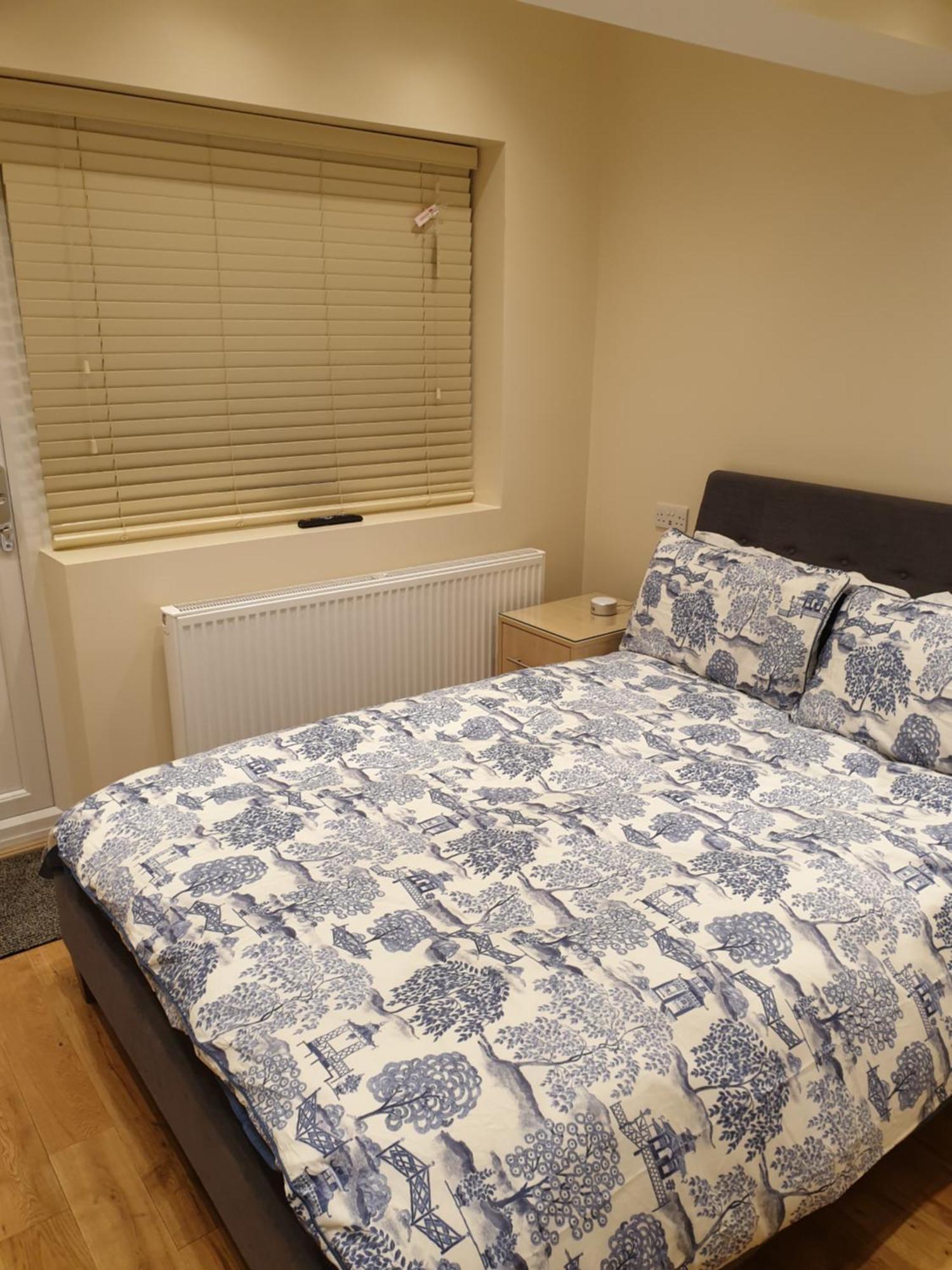 London Luxury Apartments 3 Bedroom Sleeps 8 With 3 Bathrooms 5 Mins Walk To Tube Station Free Parking Ilford Luaran gambar