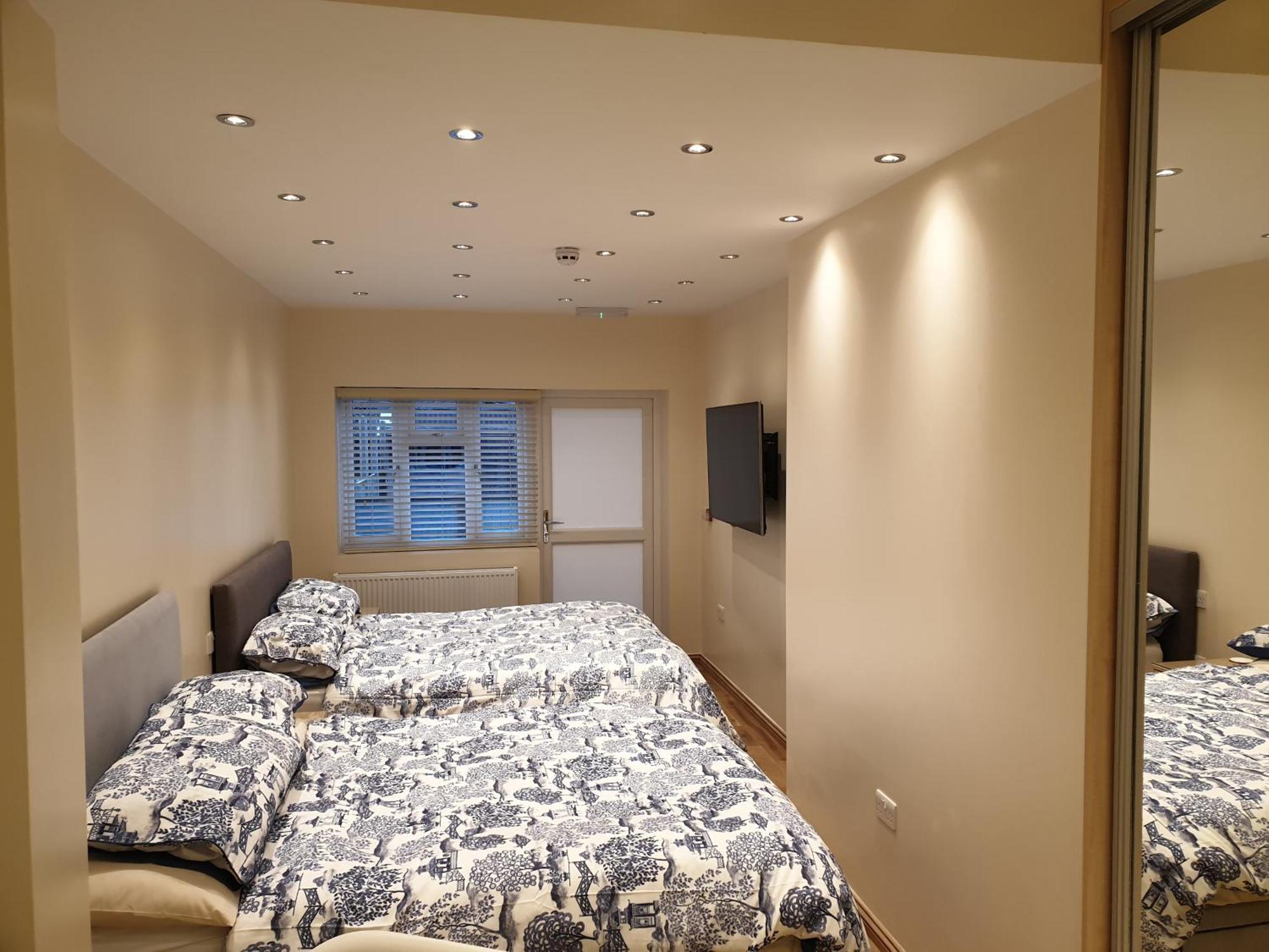 London Luxury Apartments 3 Bedroom Sleeps 8 With 3 Bathrooms 5 Mins Walk To Tube Station Free Parking Ilford Luaran gambar